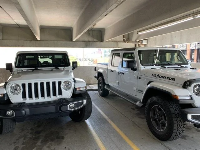 Jeep Gladiator Jeeps Parking Next To Jeeps 40E1DD07-E0C4-452C-AD55-E29F6708E138