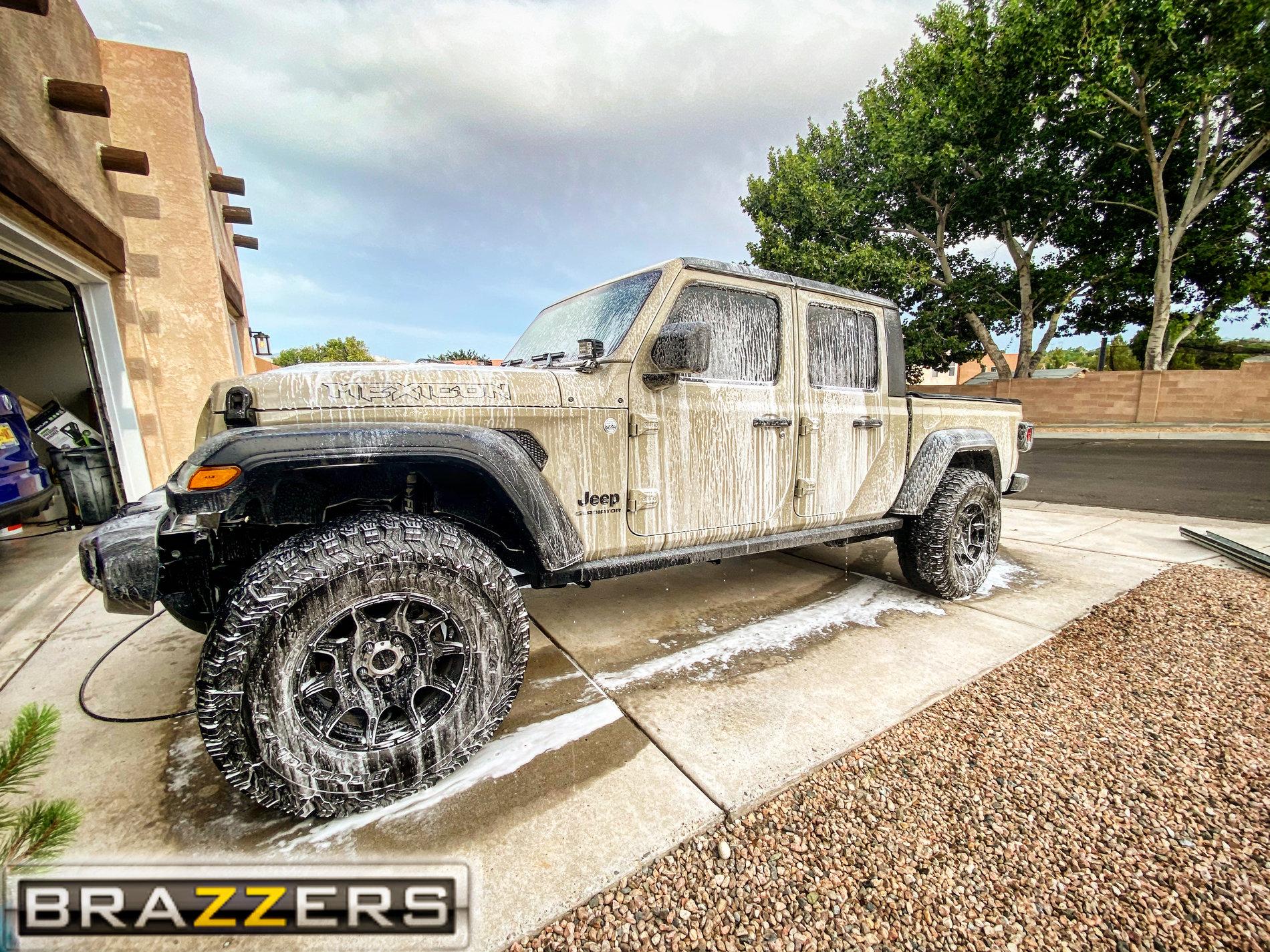 Jeep Gladiator My Gobi Tan Sport S A482E88C-AADB-4EC0-B102-4ABC347DE32D