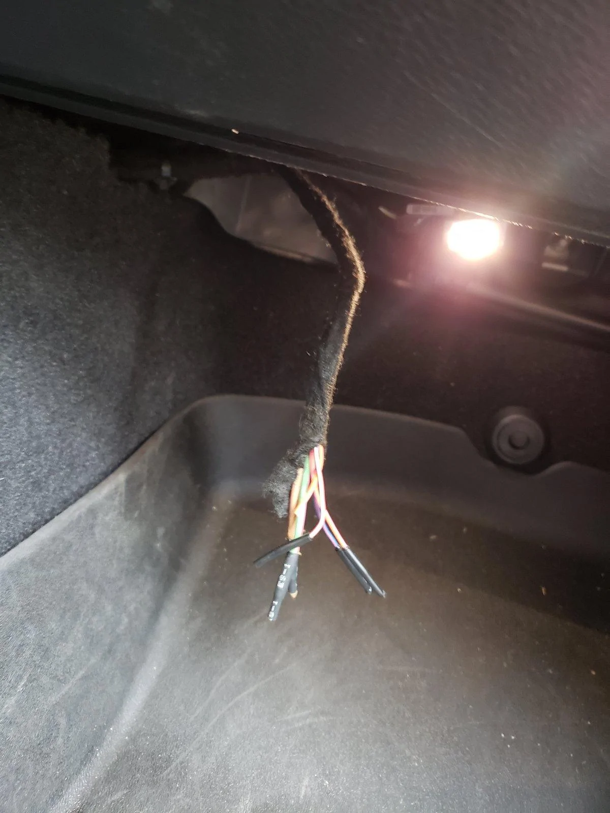 Jeep Gladiator Wires hanging down under glove box? 20200723_174914