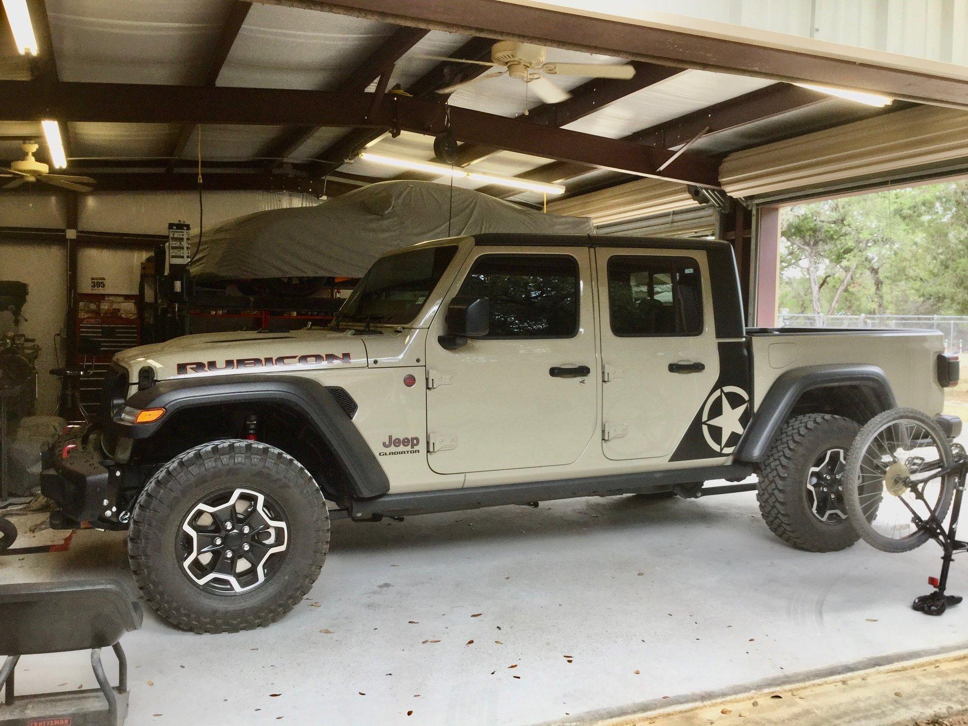 Jeep Gladiator Photo challenge.. Show me your Gladiator in your garage. IMG_1555
