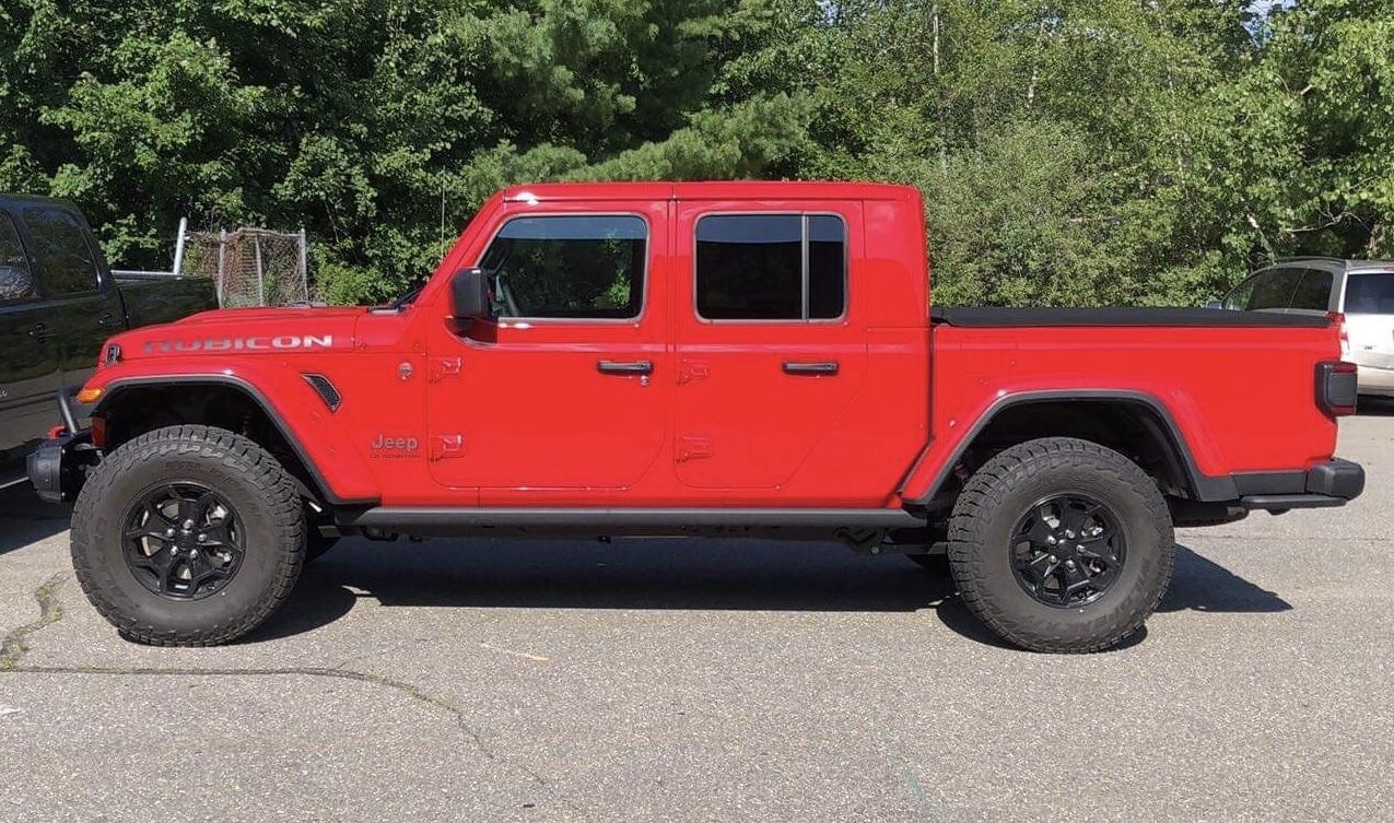 Jeep Gladiator Gladiator tonneau cover mopar 0FE69A81-C741-4CCF-8C1E-84D39B3EC9E6