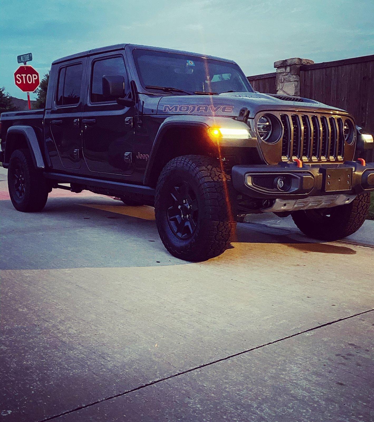 Jeep Gladiator Let's see those Mojave's and Mods Front.JPG