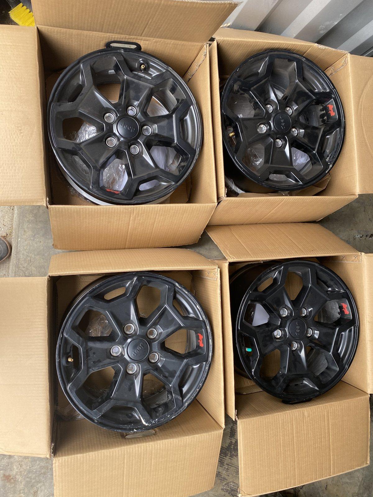 Jeep Gladiator Gladiator Launch Edition wheels 29FDFE76-B5CE-4DCF-BDCC-1DC8A29F0452