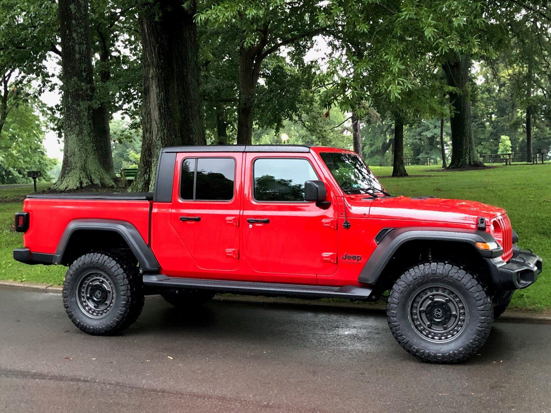 Jeep Gladiator Skunk Ape Build jeep side