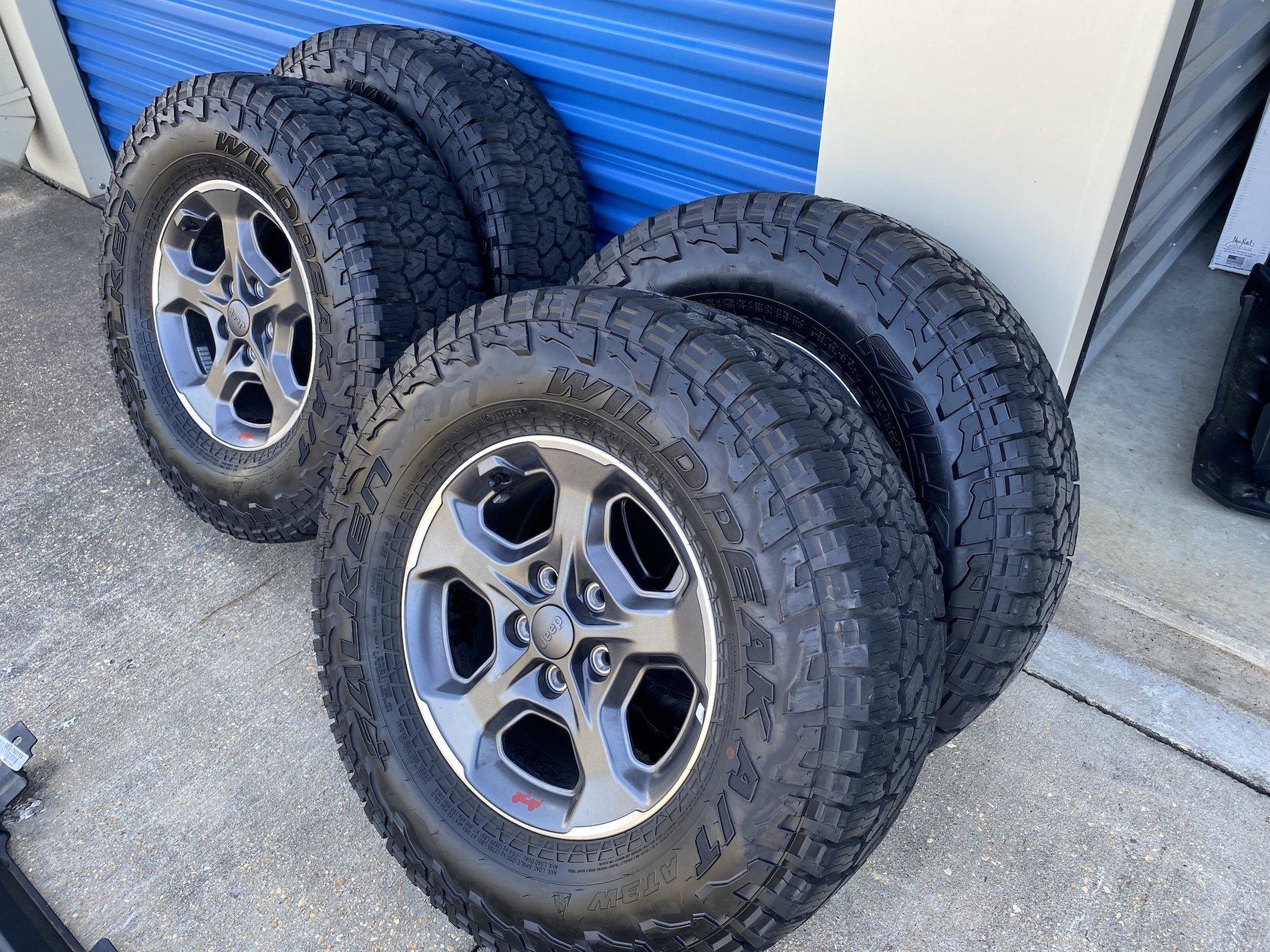 Jeep Gladiator Rubicon stock wheels and tires, spare included IMG_3750