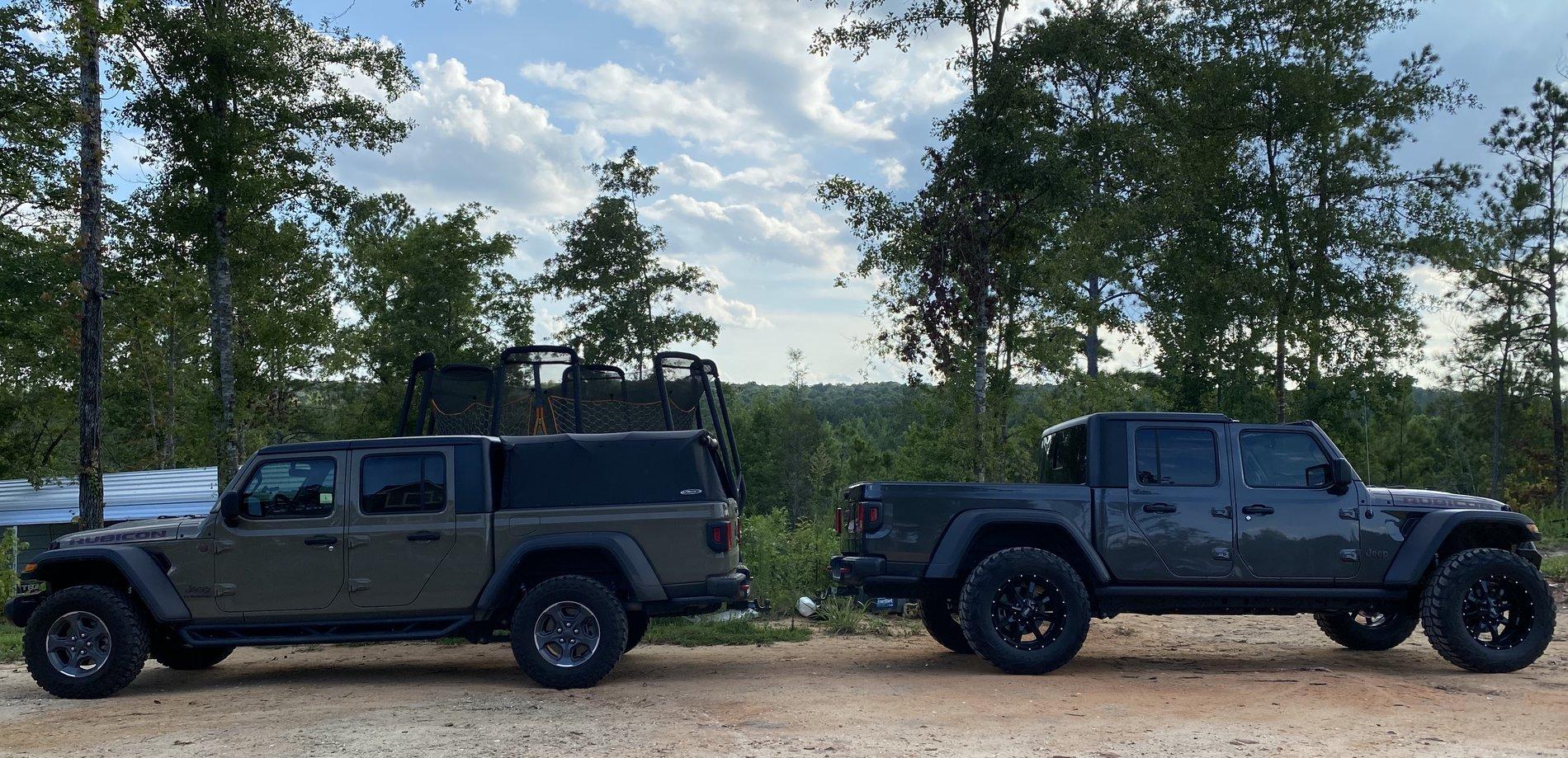 Jeep Gladiator Jeeps Parking Next To Jeeps 1628F672-166B-4A01-8803-188344BFC131
