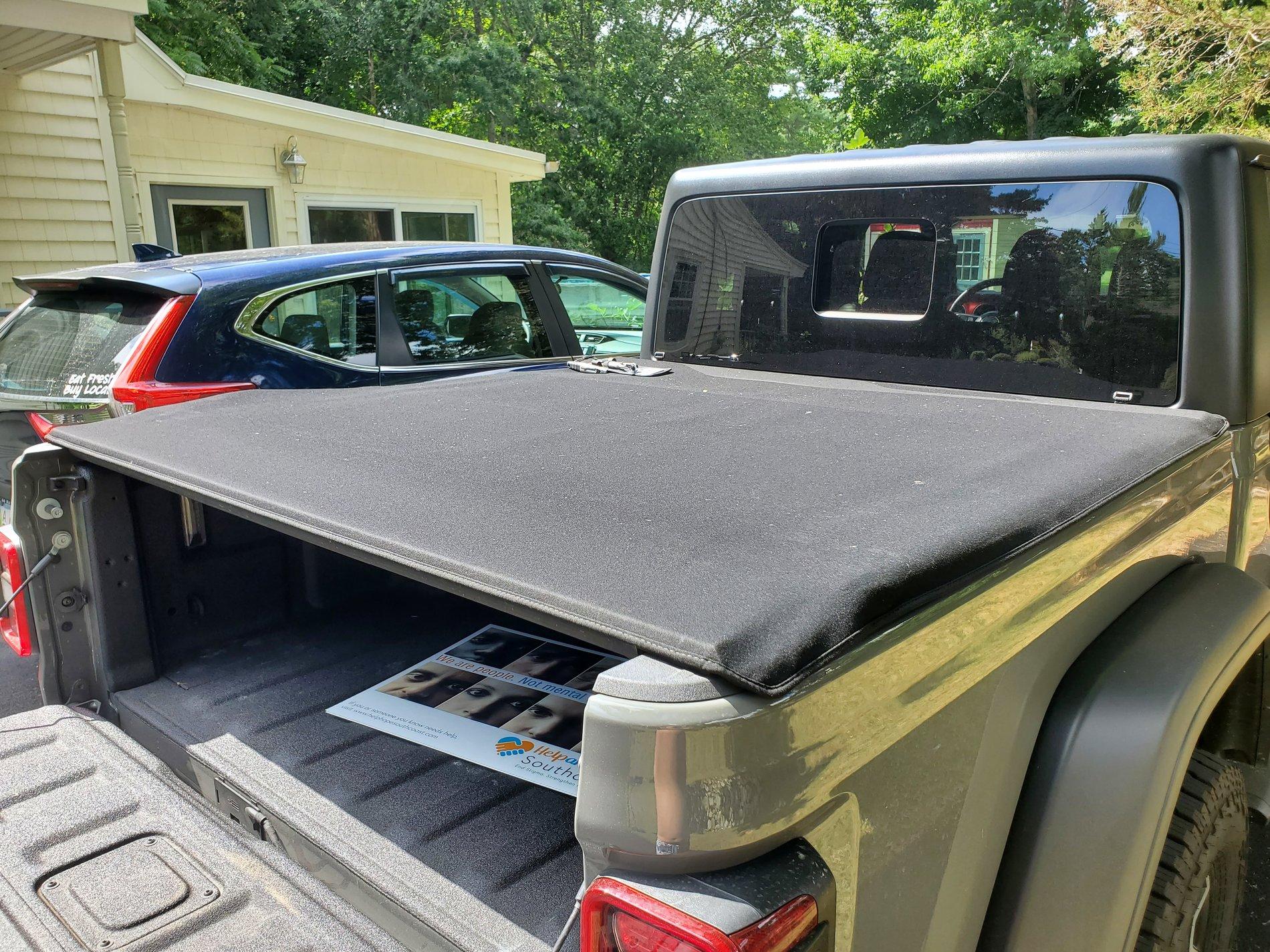 Jeep Gladiator Factory tonneau cover for sale like new 20200802_150552