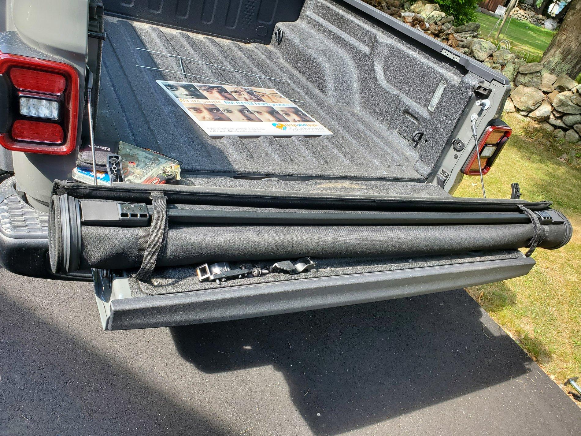 Jeep Gladiator Factory tonneau cover for sale like new 20200802_154212