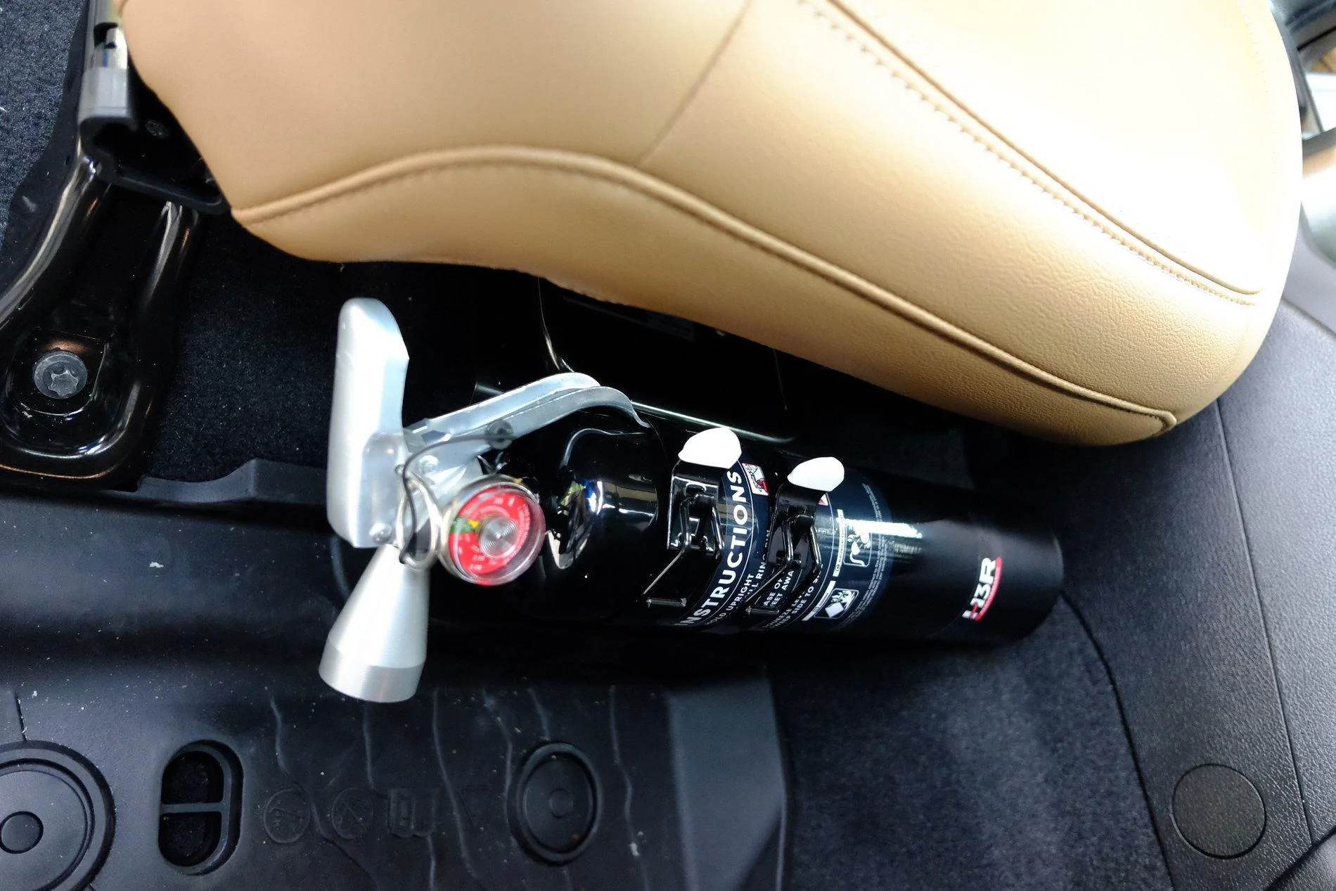 Jeep Gladiator Fire extinguishers DSCF3199