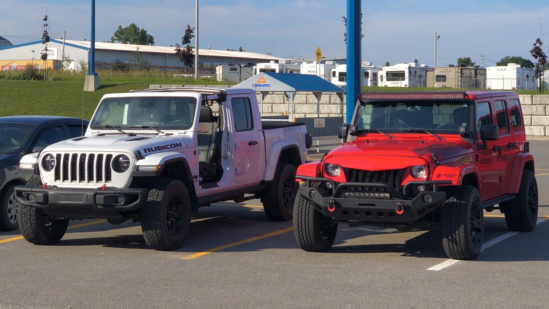 Jeep Gladiator Jeeps Parking Next To Jeeps 4DD3C29A-AC26-42E7-9879-FB4277E3C22E