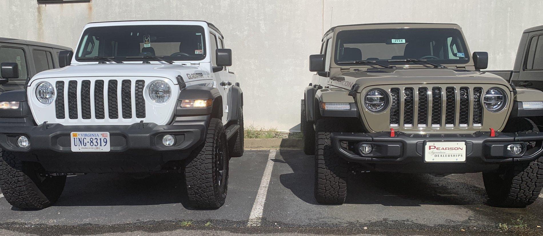 Jeep Gladiator Jeeps Parking Next To Jeeps EE6CC752-8693-456A-AB6A-C62D006AEB3D