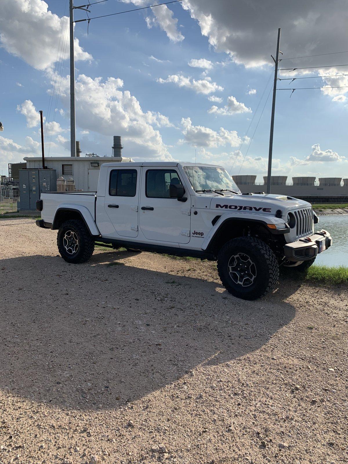 Jeep Gladiator BRIGHT WHITE Gladiator JT Club 31ADD7BF-3763-4499-B767-559DF31EC69B