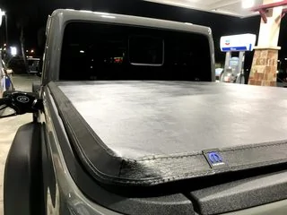 Jeep Gladiator TONNEAU Mopar (OEM) cover FVBrEjSm