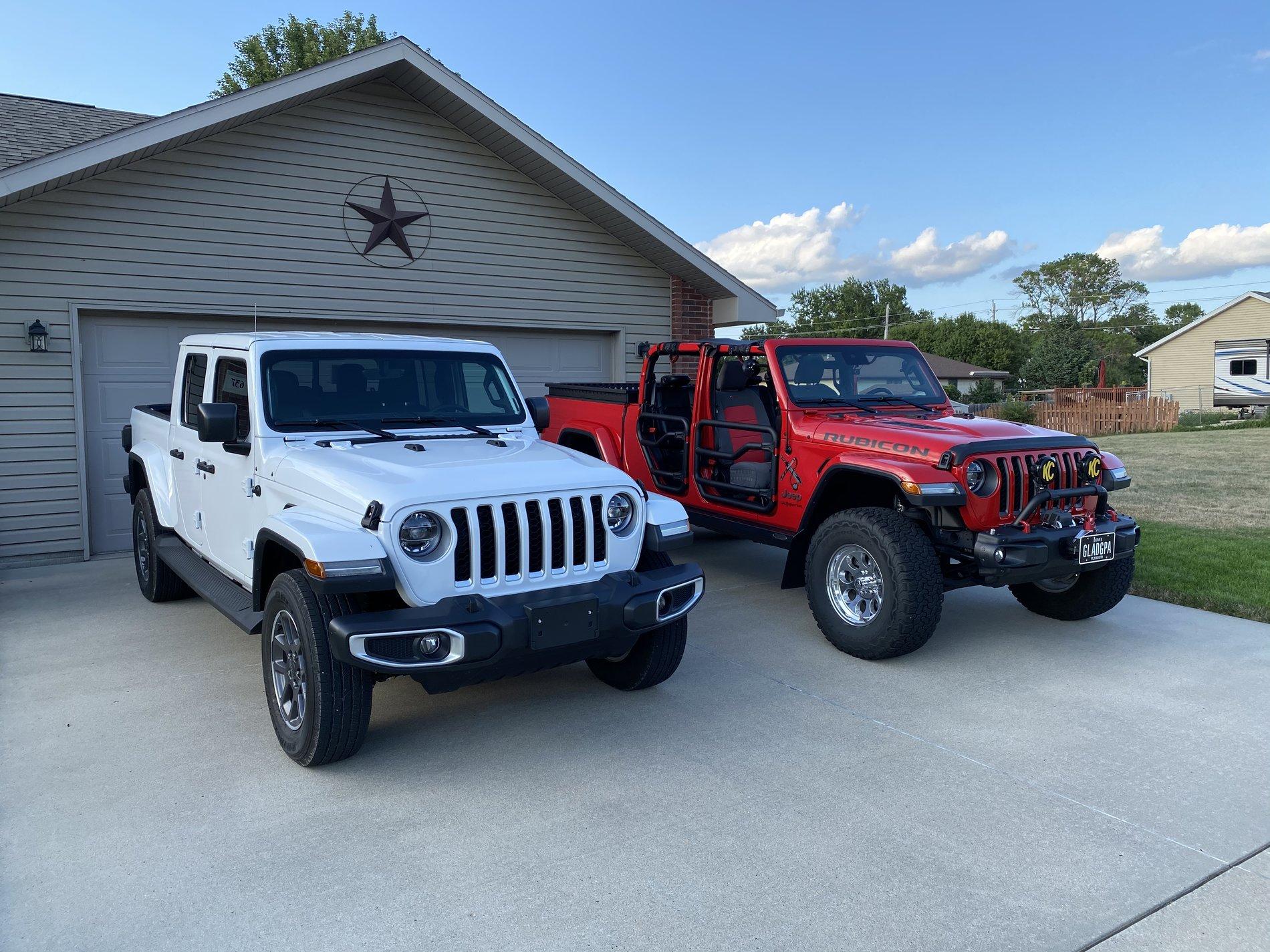 Jeep Gladiator Jeeps Parking Next To Jeeps 2058A20E-D0A8-4987-A132-94C31E26B7E2