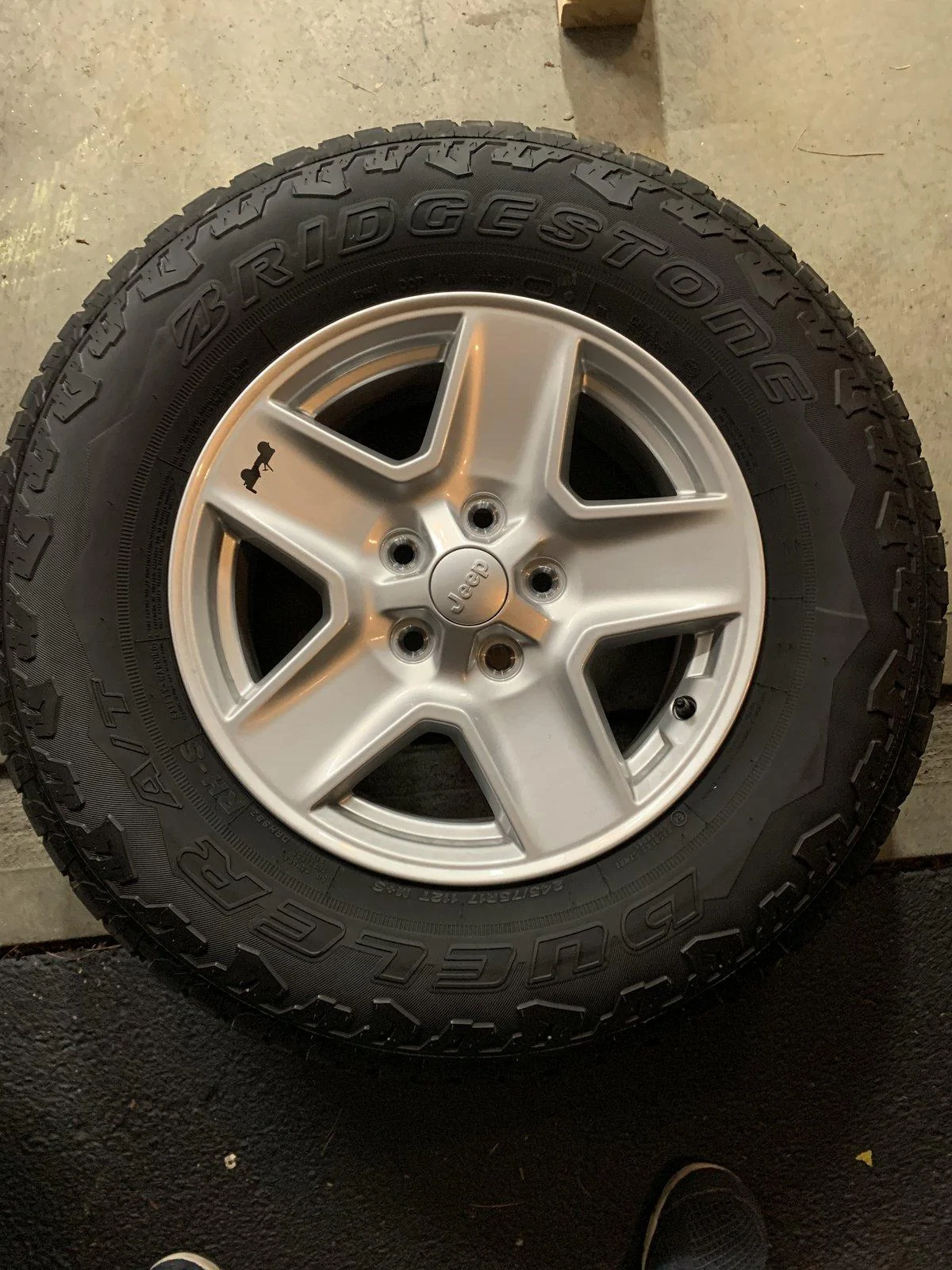 Jeep Gladiator Sport S wheels with A/T Tires $450 32900470-5EA8-48E5-8E28-B34E232D52E1