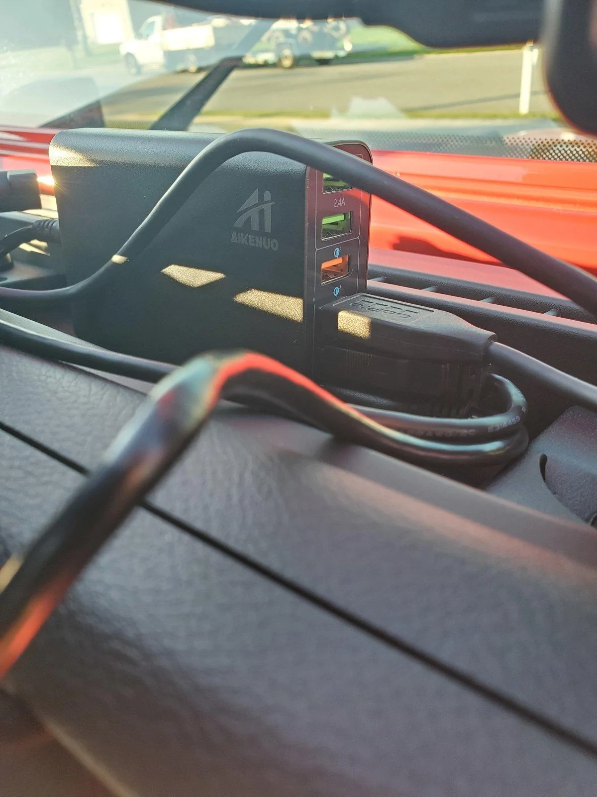 Jeep Gladiator Upper Dash Charging Hub 20200807_183350