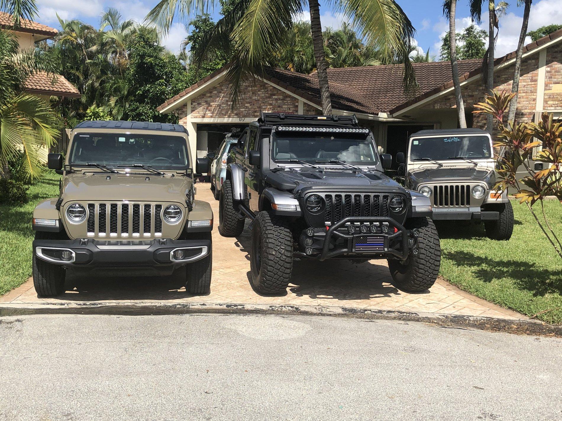 Jeep Gladiator Jeeps Parking Next To Jeeps 43E3CBF2-8447-431F-A26A-A4B072E902BD