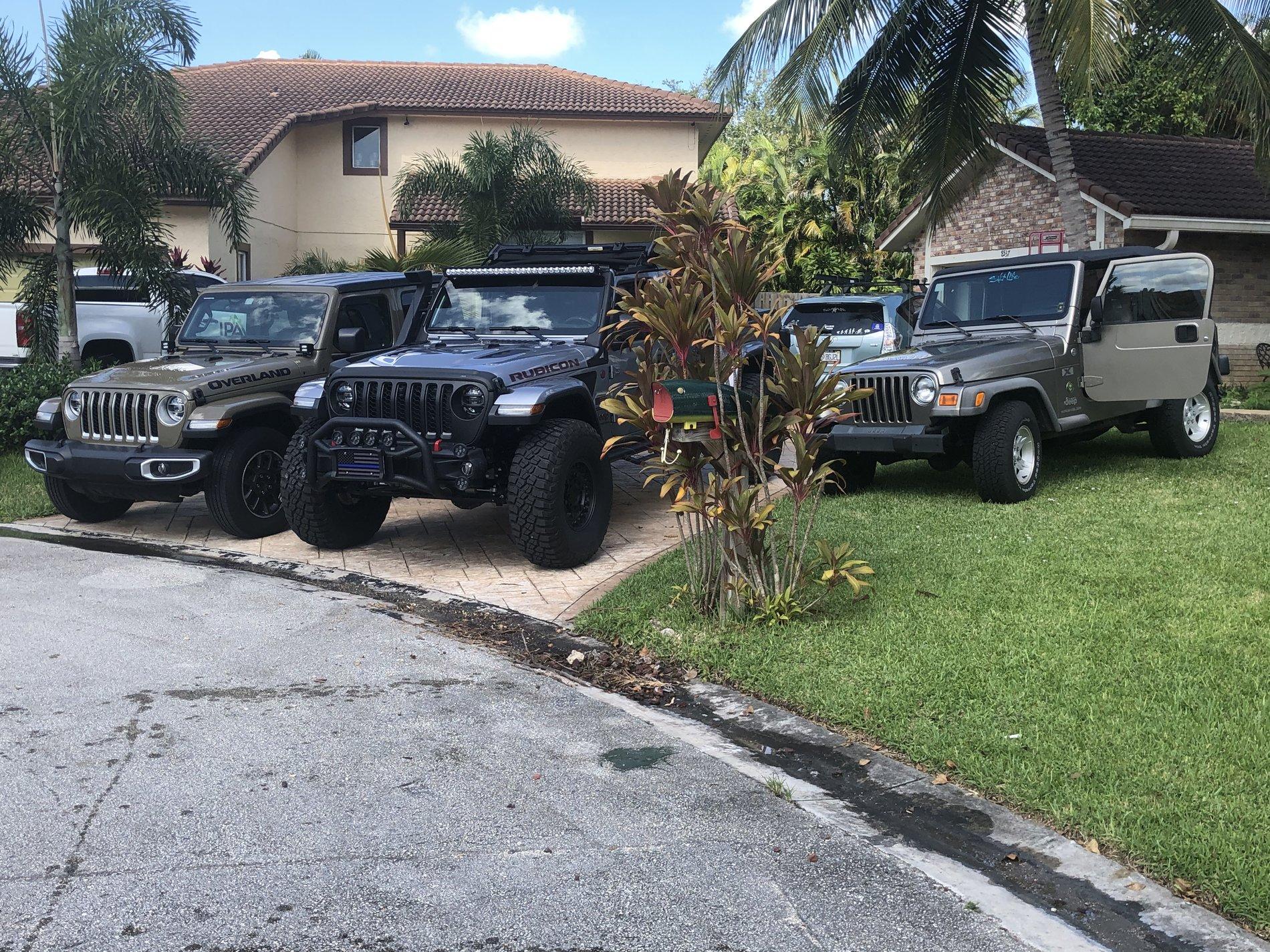 Jeep Gladiator Jeeps Parking Next To Jeeps B01CBA96-5A3F-462C-B444-B068E27AB8EF