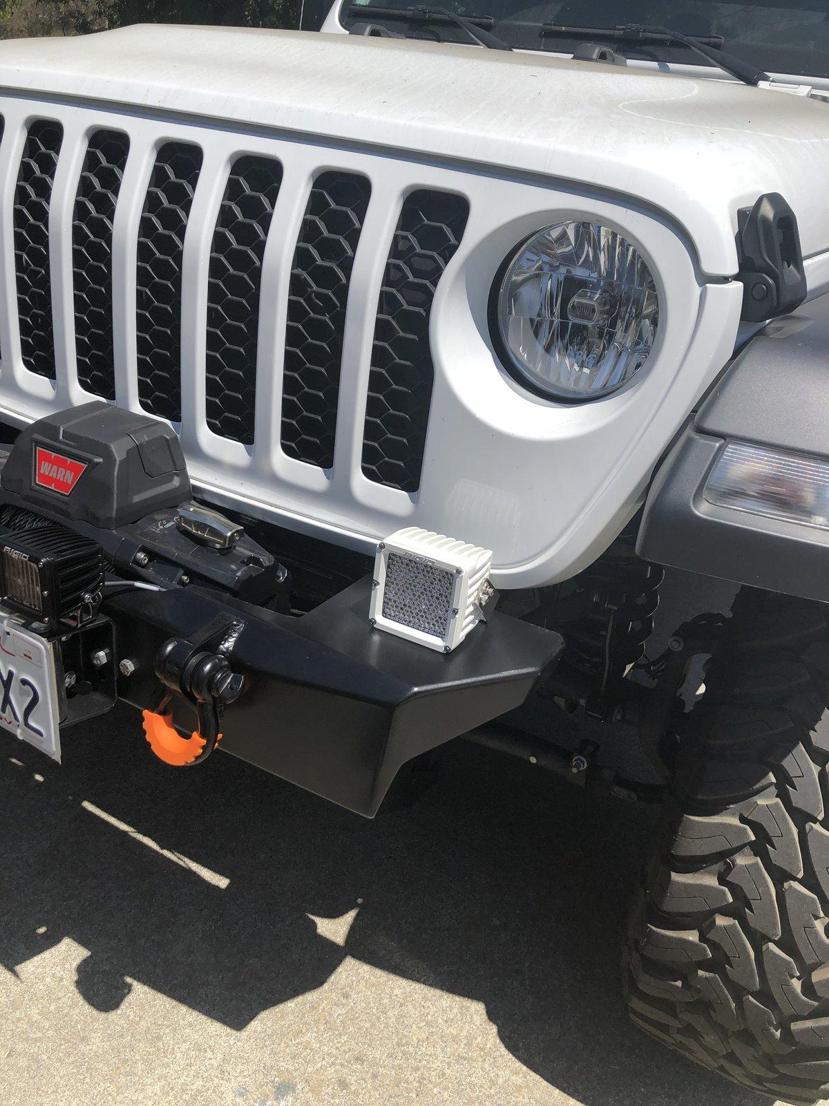 Jeep Gladiator Rigid Lights in White Casing vs Black 8A502584-B4C7-4228-B67C-172A42E4E1CC