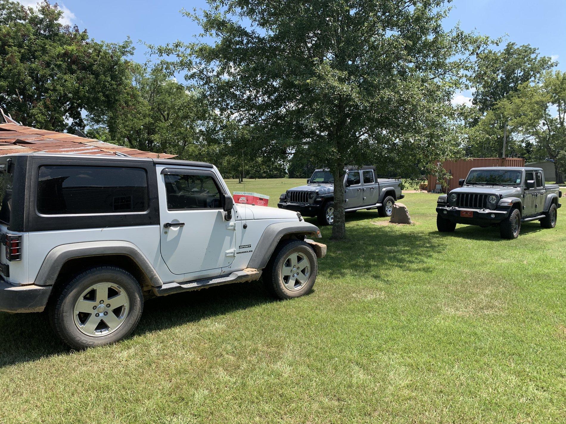 Jeep Gladiator Jeeps Parking Next To Jeeps IMG_8944-1