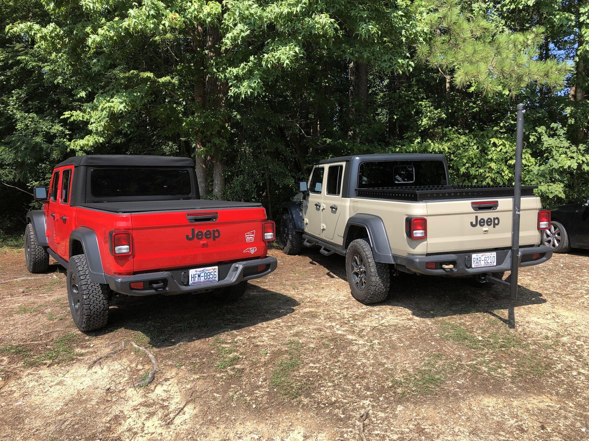 Jeep Gladiator Jeeps Parking Next To Jeeps 43E8D577-C428-479E-975C-ADB259F62131