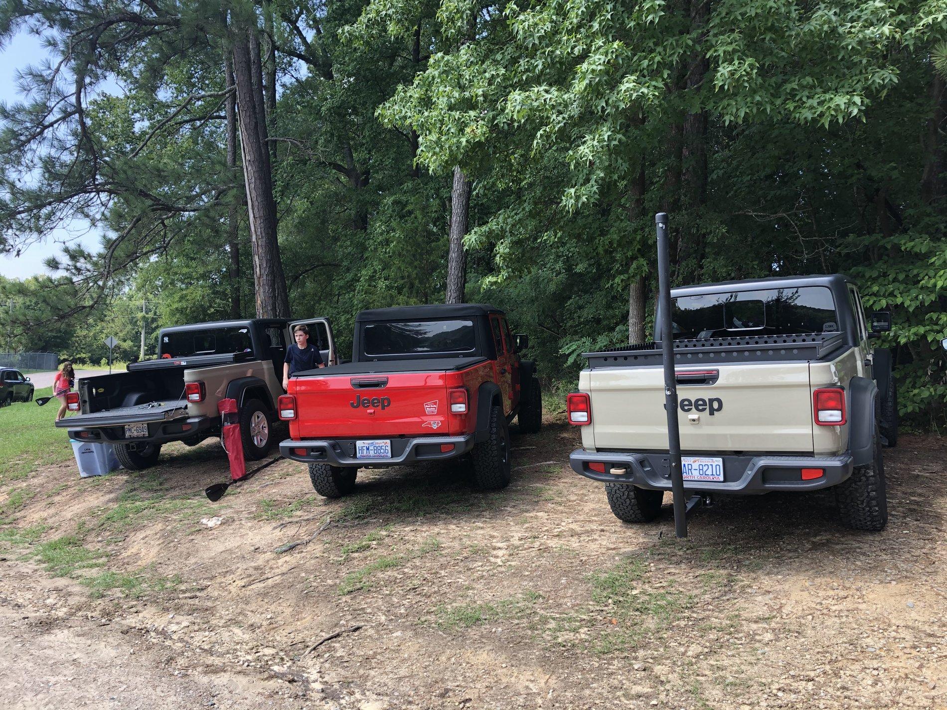 Jeep Gladiator Jeeps Parking Next To Jeeps F2B19E48-8985-431D-8FDA-26ABCDC8E00A