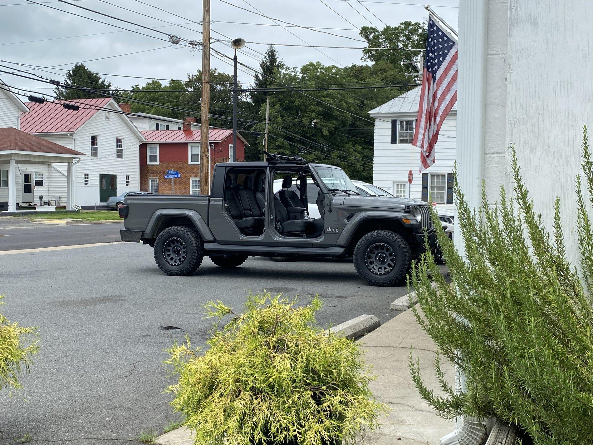 Jeep Gladiator Stock (or the Rubicon/Max Tow) Springs and then aftermarket shocks? BA8DF922-AEE0-4AB9-BCDD-6995E45C17AE