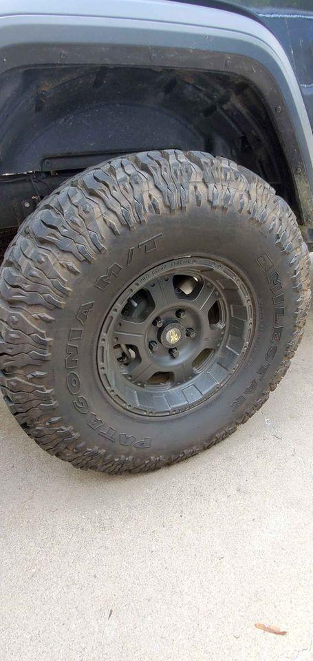Jeep Gladiator 4 37x12.50x17 milestar patagonias on pro comp extreme matte blackrims 17x9 1