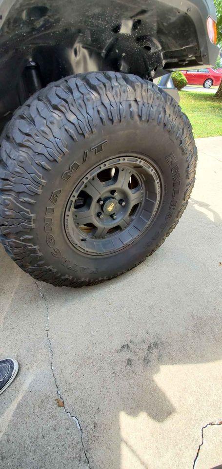 Jeep Gladiator 4 37x12.50x17 milestar patagonias on pro comp extreme matte blackrims 17x9 3