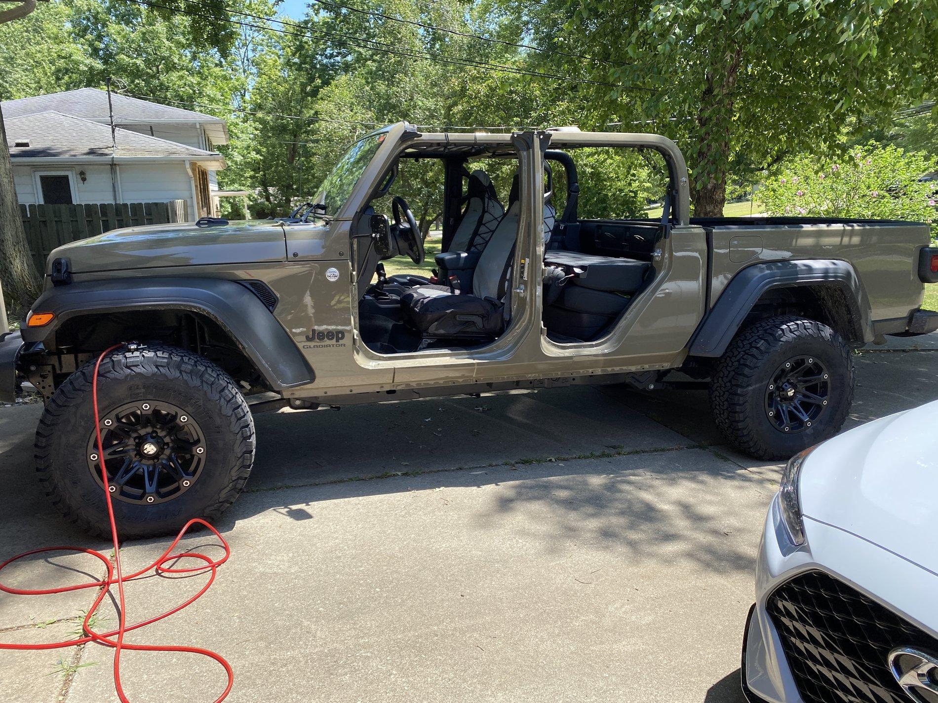 Jeep Gladiator show me your max tow. 7D629450-D56A-4633-8823-404BB6328368