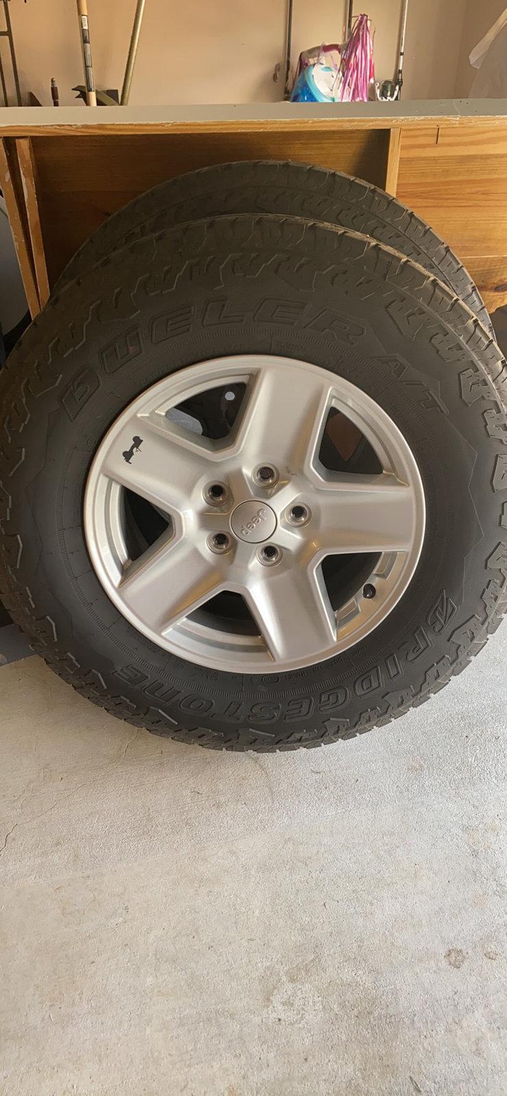 Jeep Gladiator Gladiator Sport S wheels and tires B3ADA764-6A10-4CD8-9526-D75E456824F2