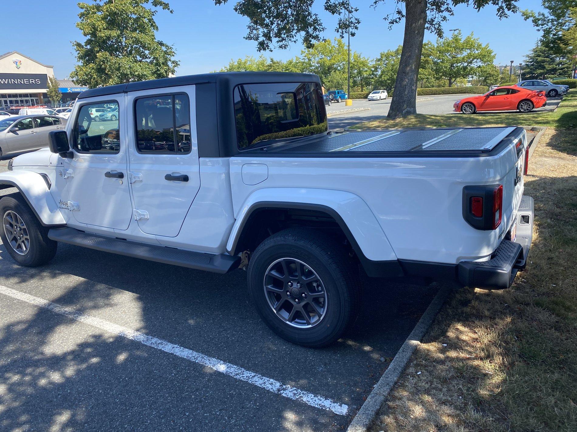 Jeep Gladiator Cap-it installed BAKFlip Fibermax tonneau and bed mat 81C08647-E807-429D-94CF-CE9E1E057075