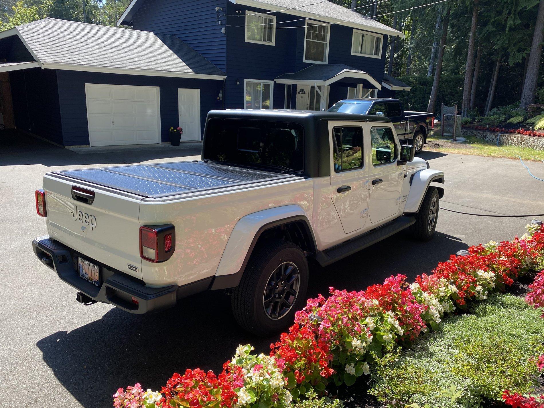 Jeep Gladiator Cap-it installed BAKFlip Fibermax tonneau and bed mat B41F0499-6F95-4F8B-BD2C-4C3333EA1406