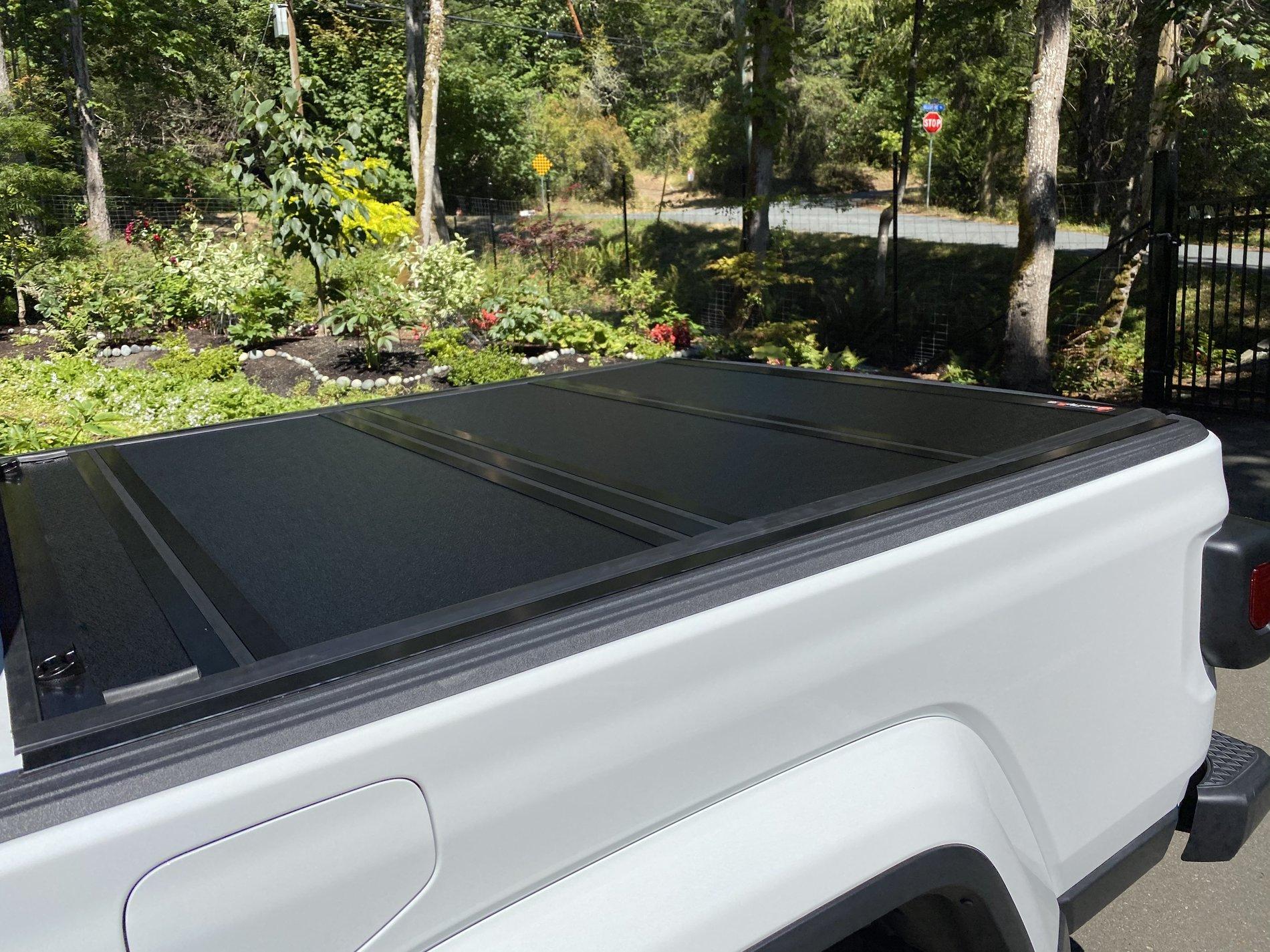 Jeep Gladiator Cap-it installed BAKFlip Fibermax tonneau and bed mat DD2B5D6B-6CE0-4F5D-A381-3B24A475D242