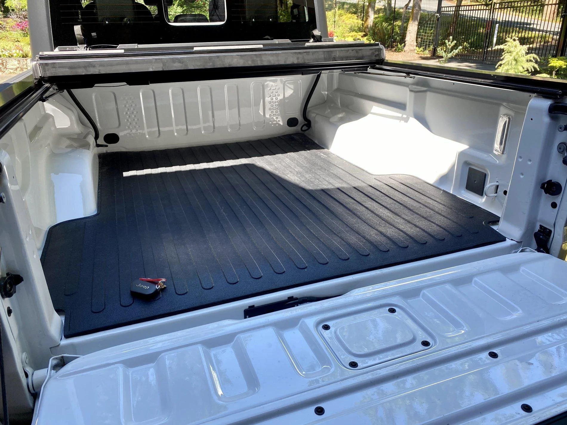 Jeep Gladiator Cap-it installed BAKFlip Fibermax tonneau and bed mat A563757D-0DF8-4482-AB30-DCCA9A9DB861