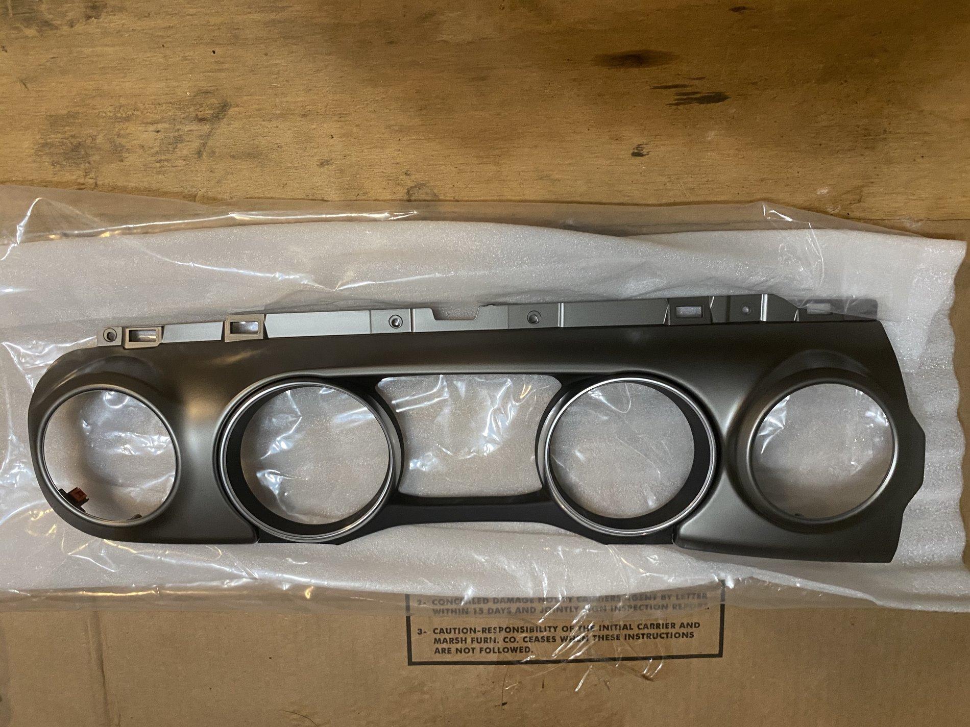 Jeep Gladiator Silver Dash Panels 34014888-869C-4EFC-83B6-A6A896A90A4B