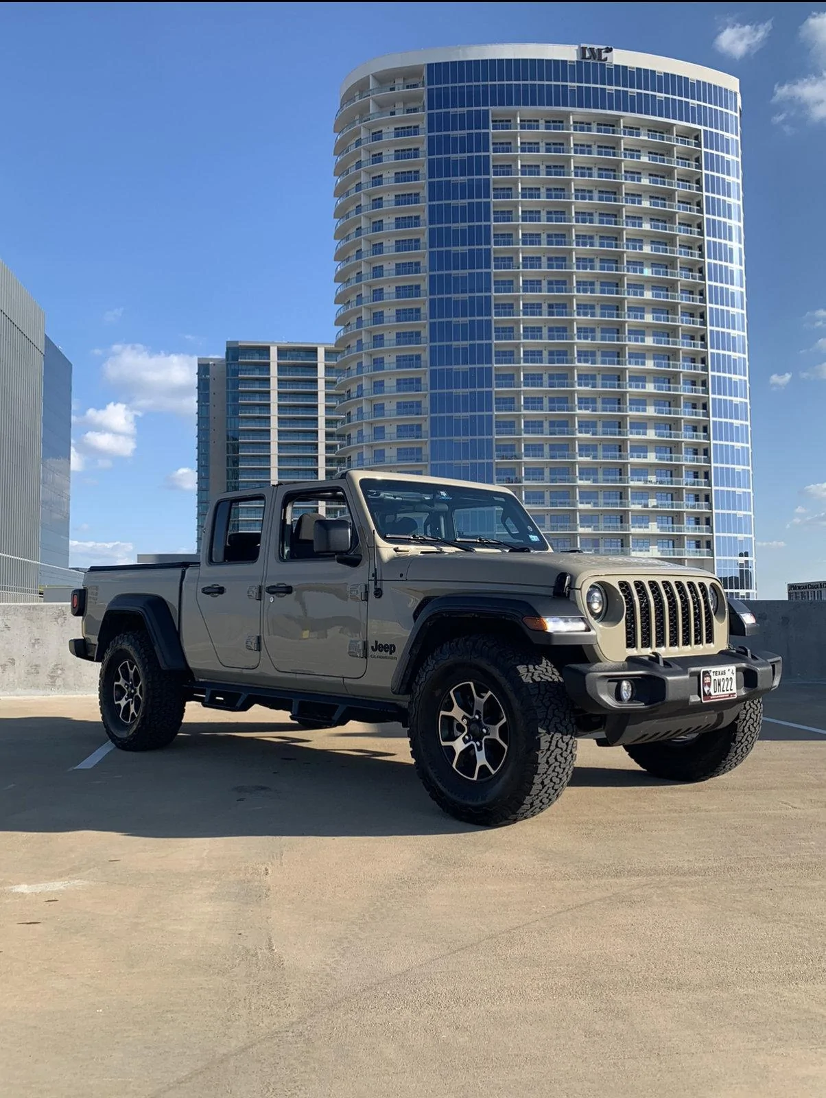 Jeep Gladiator WTS Factory Sport S front bumper + fog lights + skid plate E40F16AC-82CE-471E-8251-CF5FC668AD06