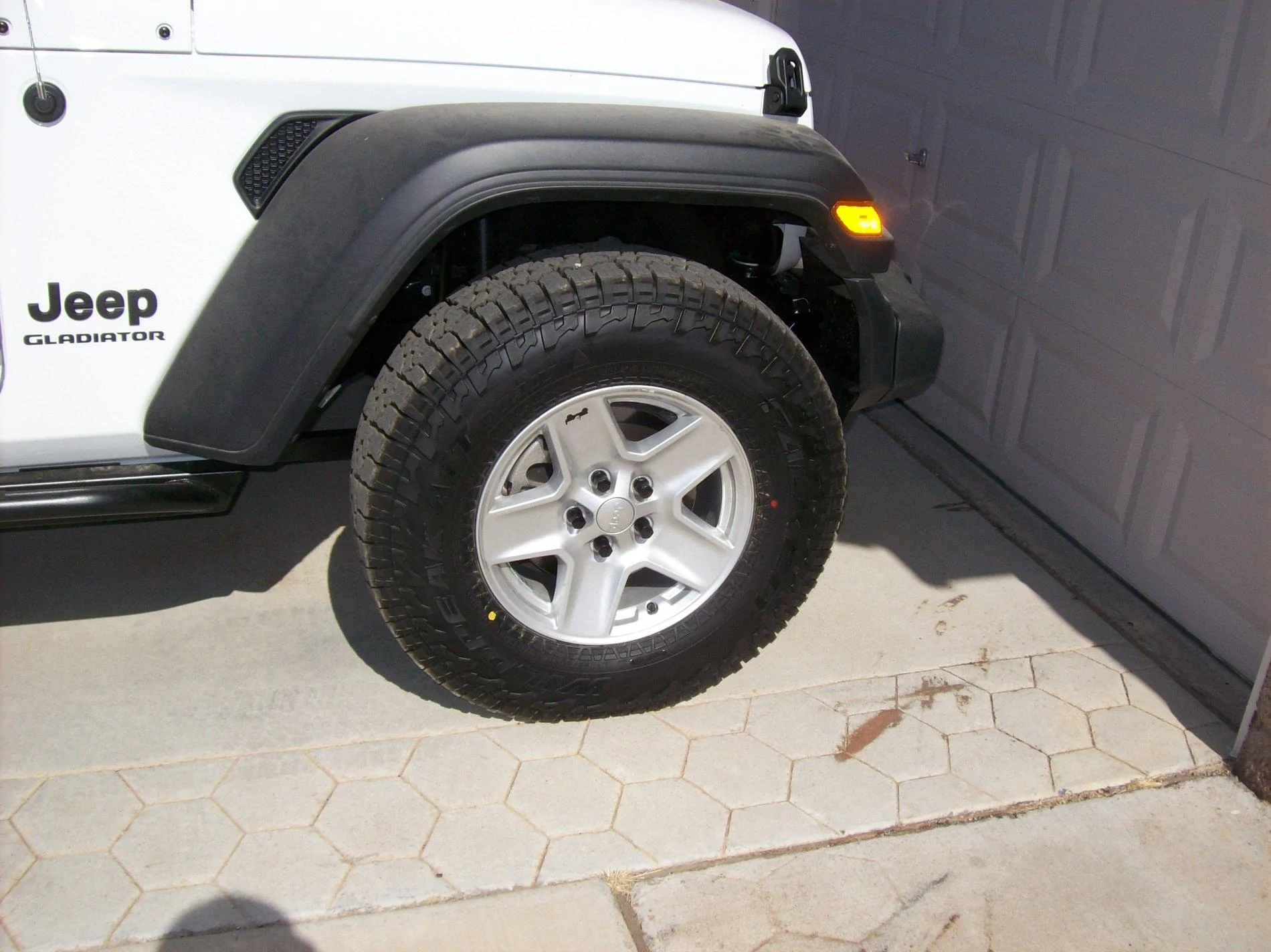 Jeep Gladiator JT sport s tires 101_1728