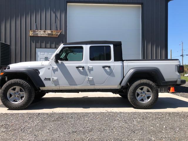 Jeep Gladiator Anyone got pictures or thoughts on 2.5” lift with 33” tires? IMG_4766.JPG