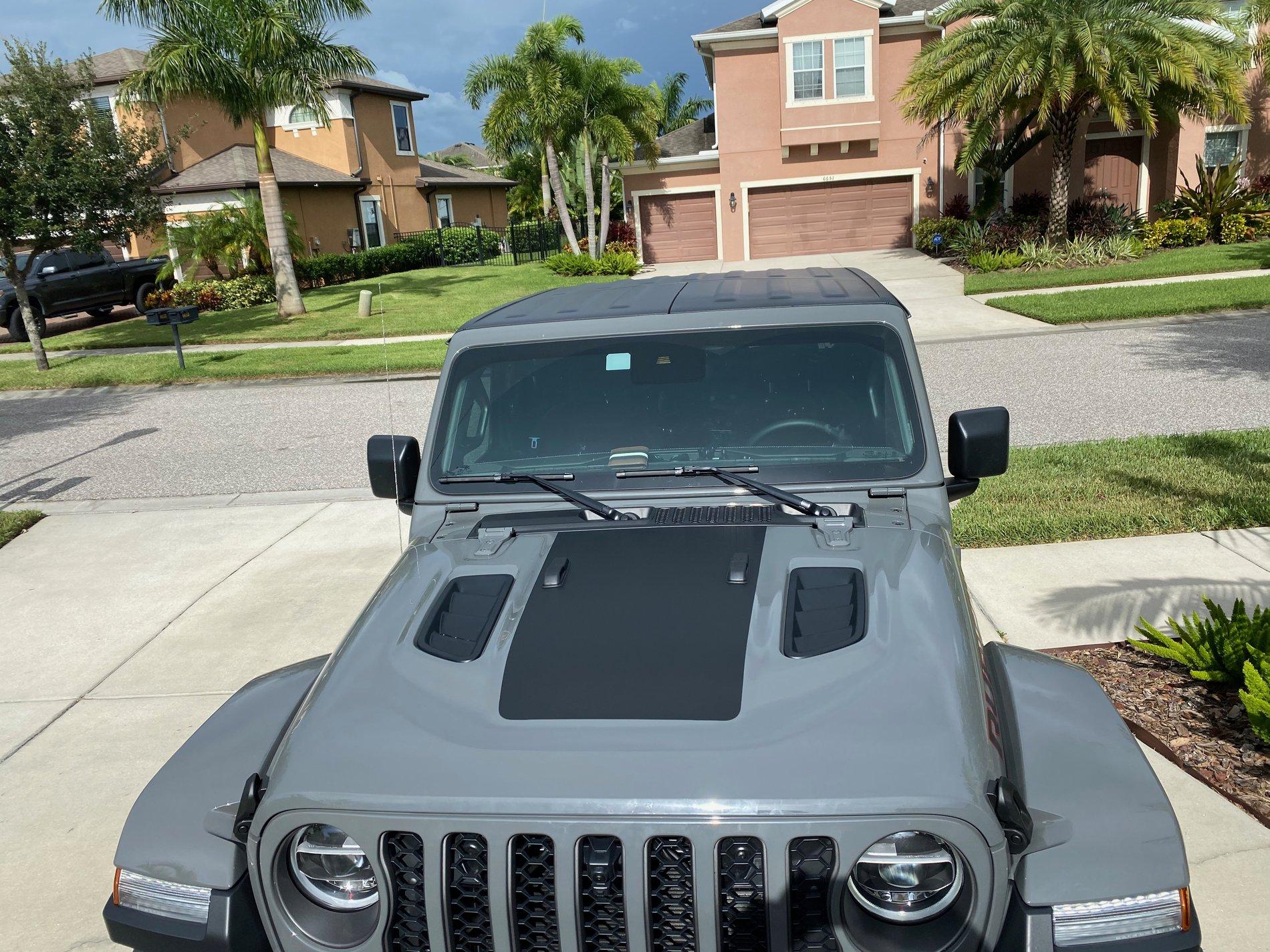 Jeep Gladiator NEW VINYL HOOD AND TAILGATE LE IMG_0132