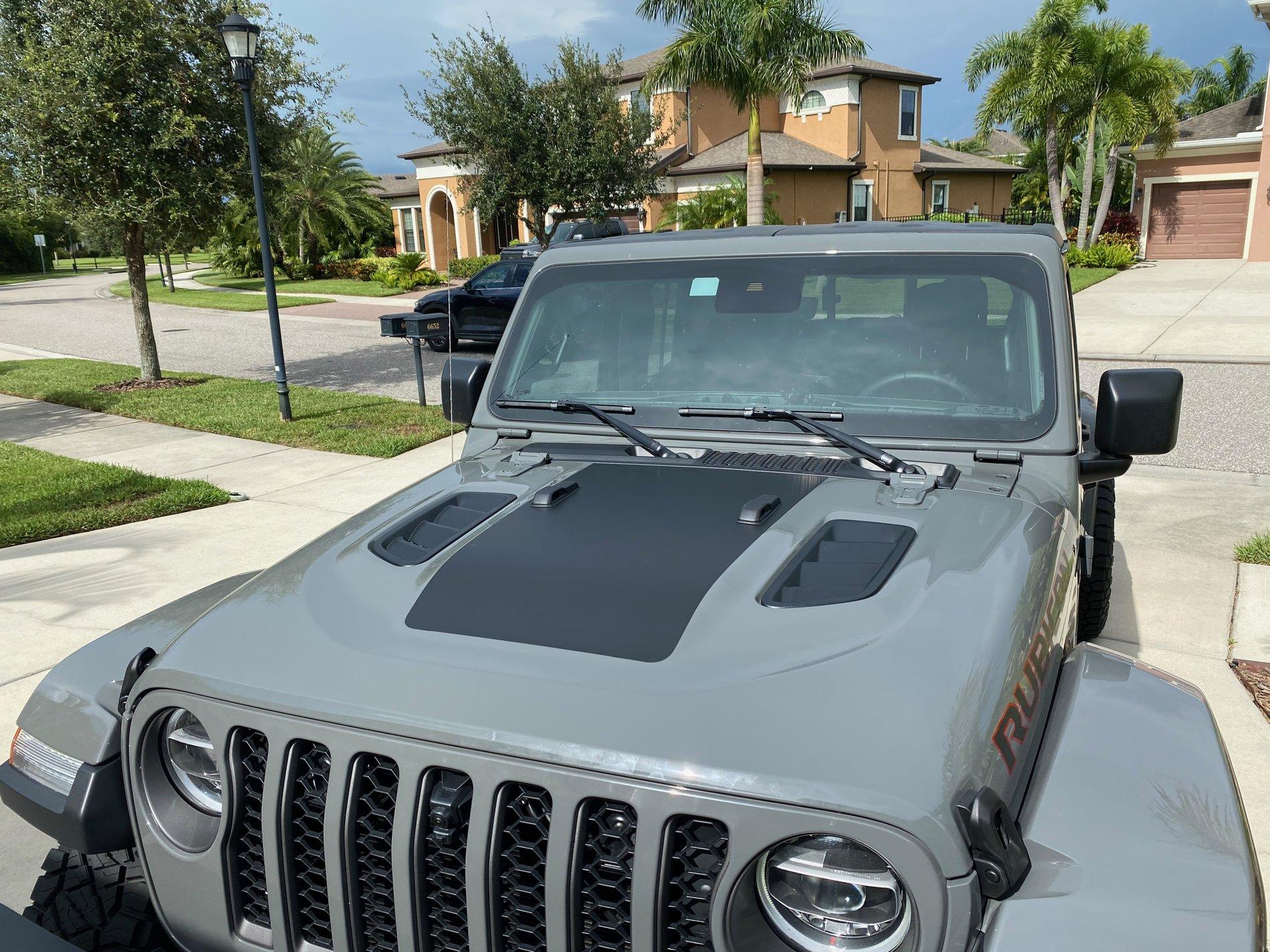 Jeep Gladiator NEW VINYL HOOD AND TAILGATE LE IMG_0129
