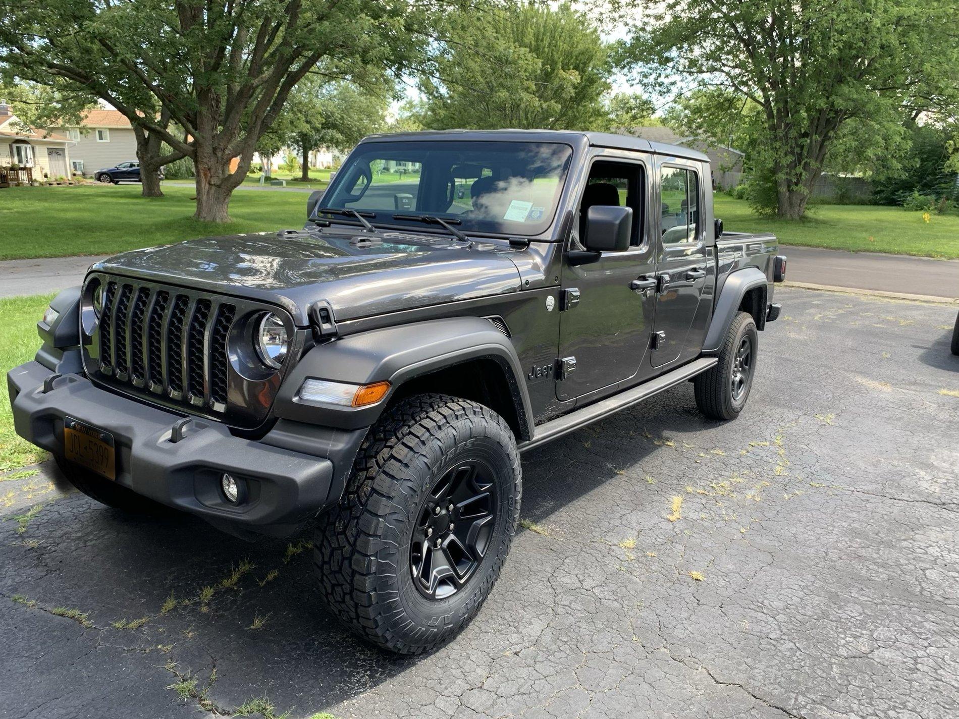 Jeep Gladiator JT sport s tires CF2A9D54-CF29-46BB-85F8-E417B674039D