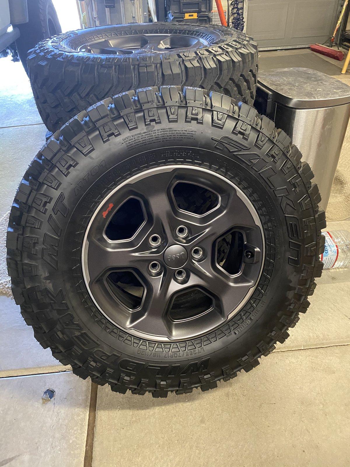 Jeep Gladiator Gladiator Rubicon wheel and tires 900$ BC5B5875-1270-441A-B0FD-4CF6EFC07302