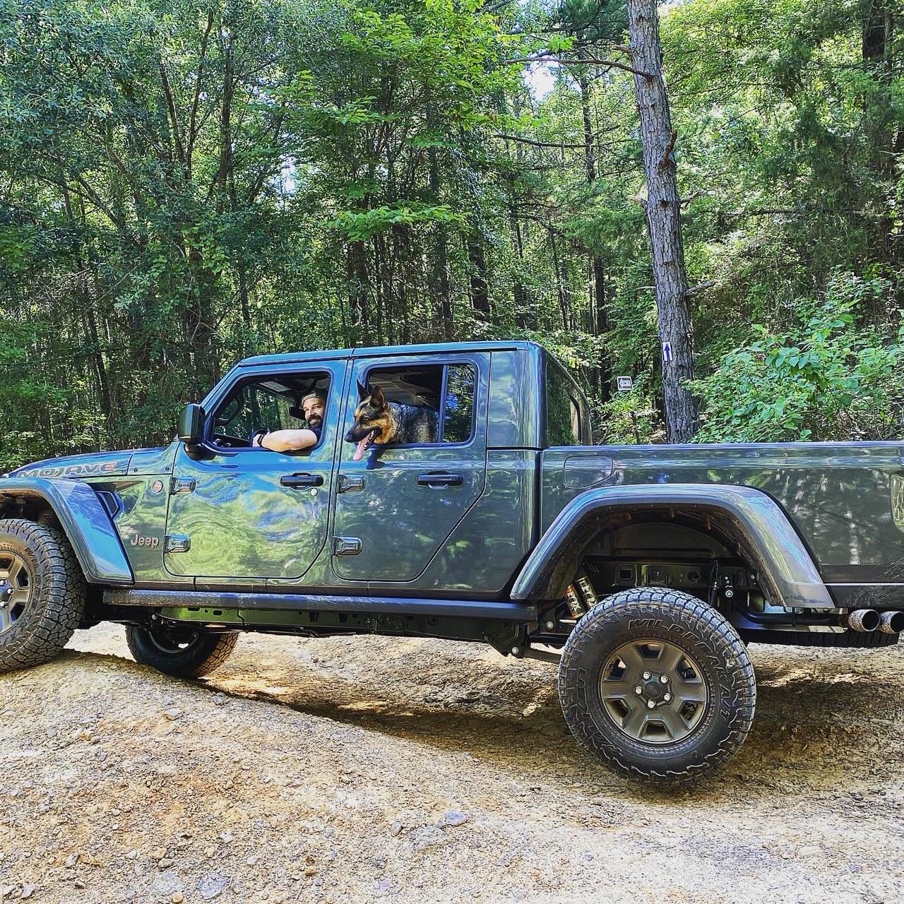 Jeep Gladiator GRANITE CRYSTAL JT Gladiator Club flex.JPG