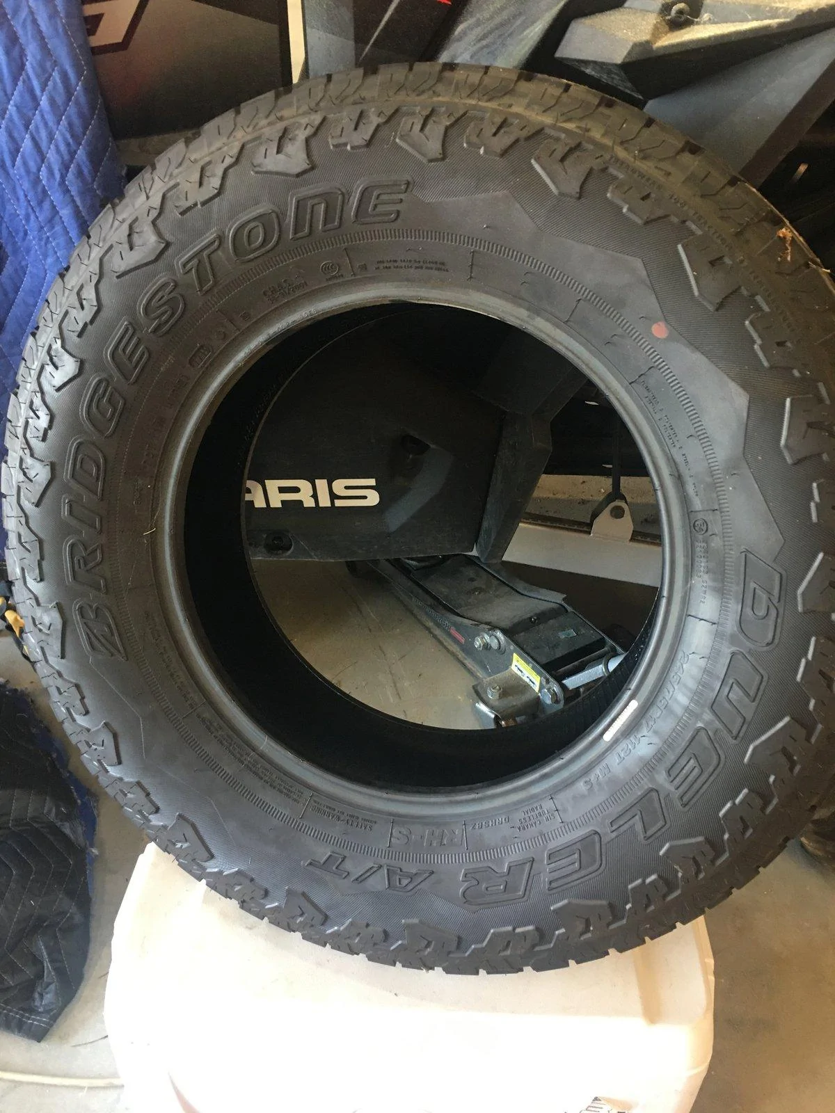 Jeep Gladiator Gone - Sport S Bridgestone Duelers A/T 75985BB8-32C5-4FD4-B1AC-FD9C14D0F271