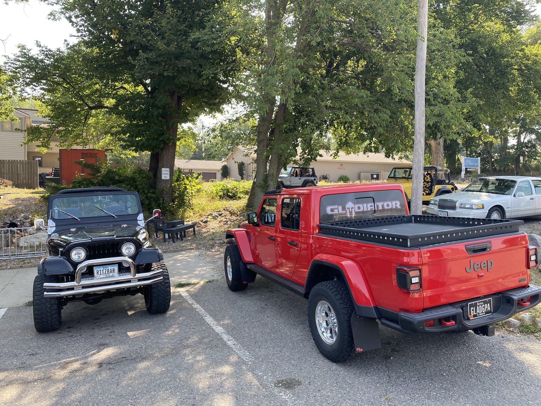 Jeep Gladiator Jeeps Parking Next To Jeeps 2ED4735D-2D8C-466D-88E9-31E59E211438