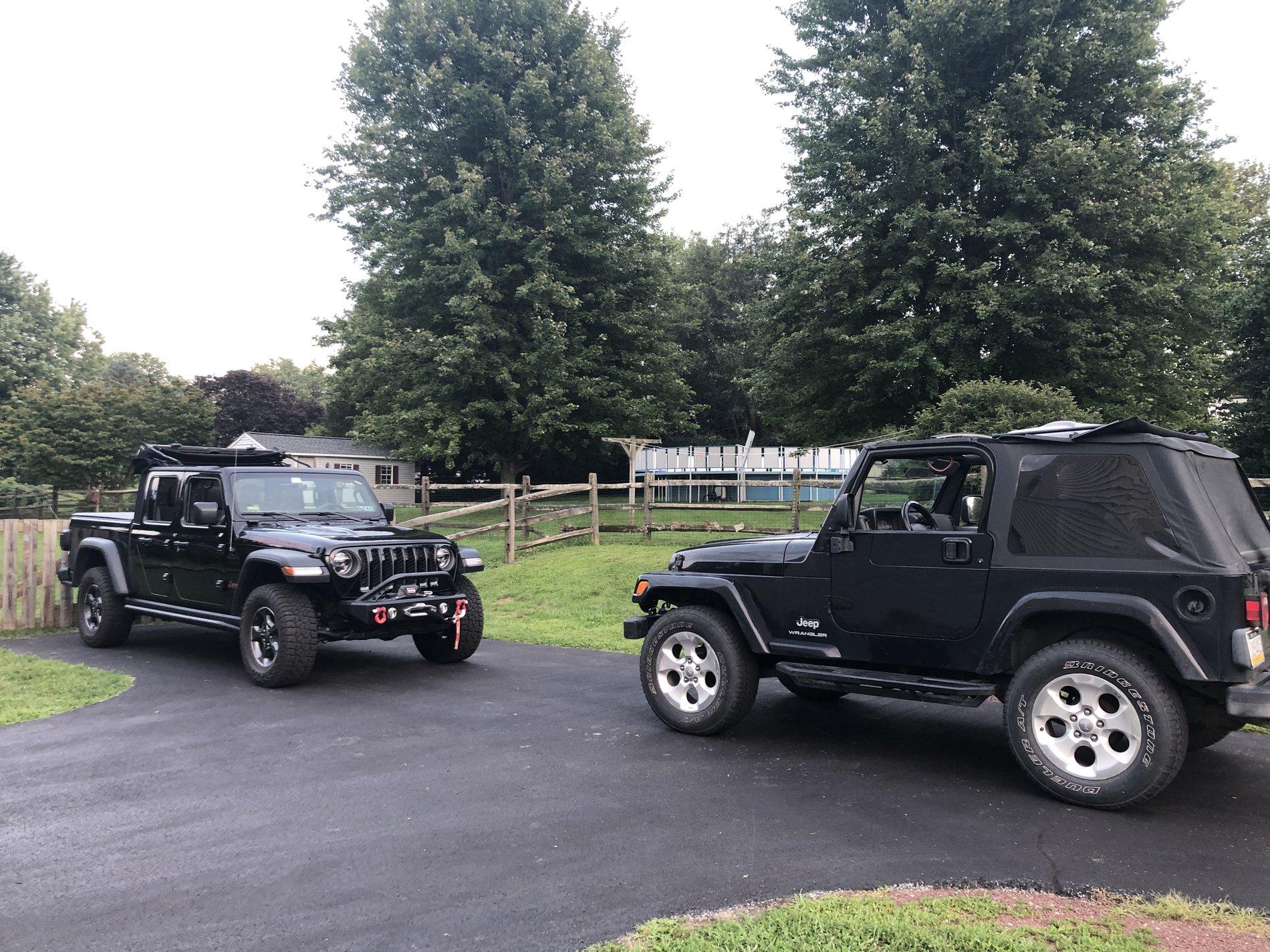 Jeep Gladiator Jeeps Parking Next To Jeeps A4EC745D-F859-4702-B988-B681FDF9C8F2