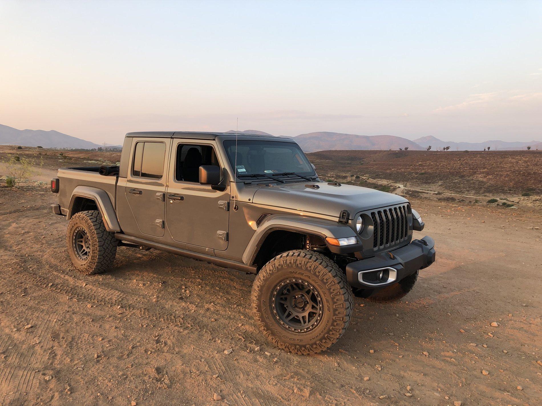 Jeep Gladiator 2021 Sport S fender flares - body color confirmed :-( IMG_3772.JPG