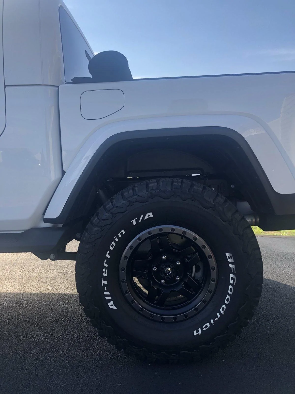 Jeep Gladiator White Body Colored Fender Flares 69265CFC-E574-4B89-A1AB-CE07D0A2F504