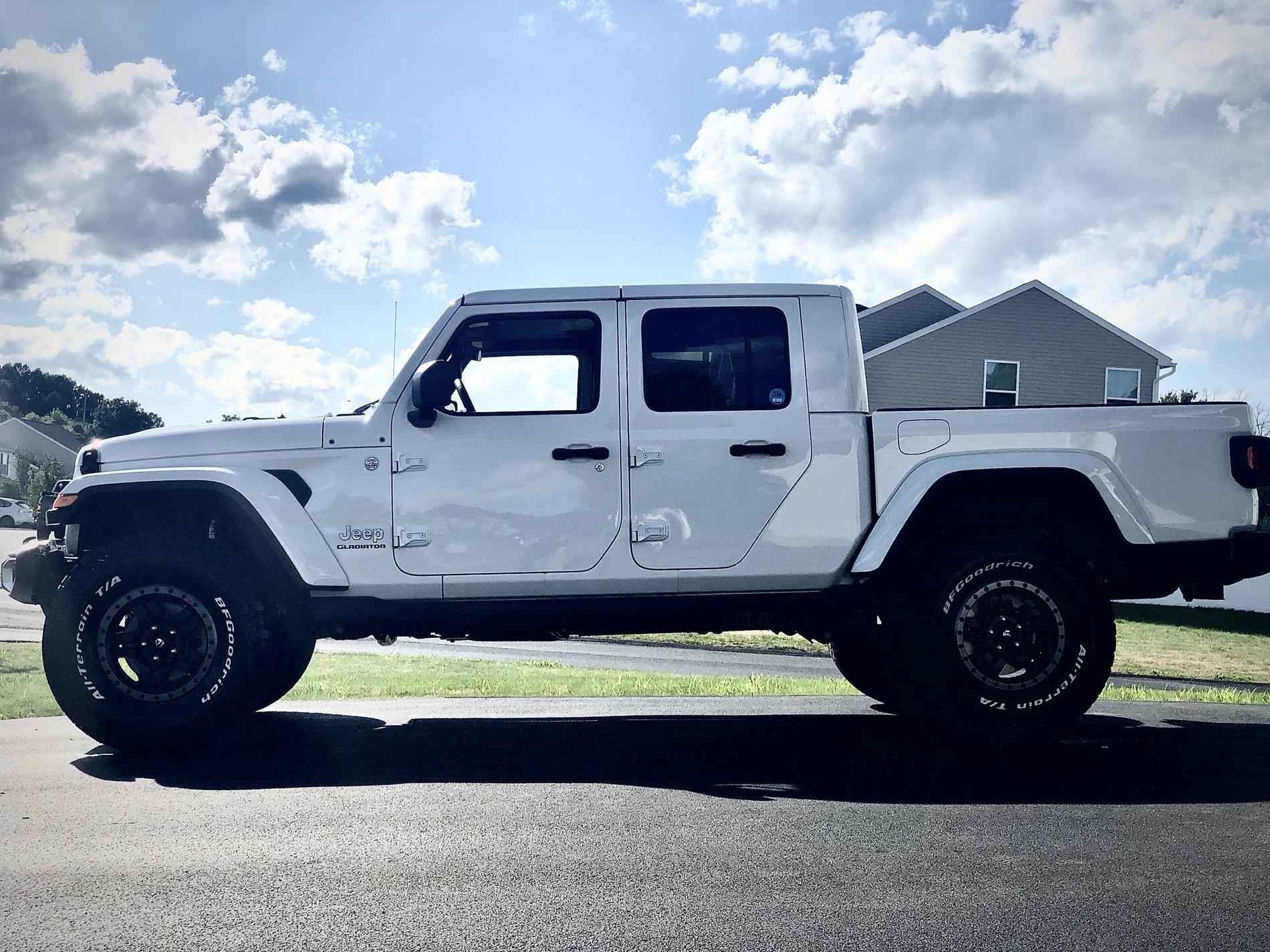 Jeep Gladiator White Body Colored Fender Flares 7A73A1F7-C73F-422A-B7EE-53CEFB1DA839